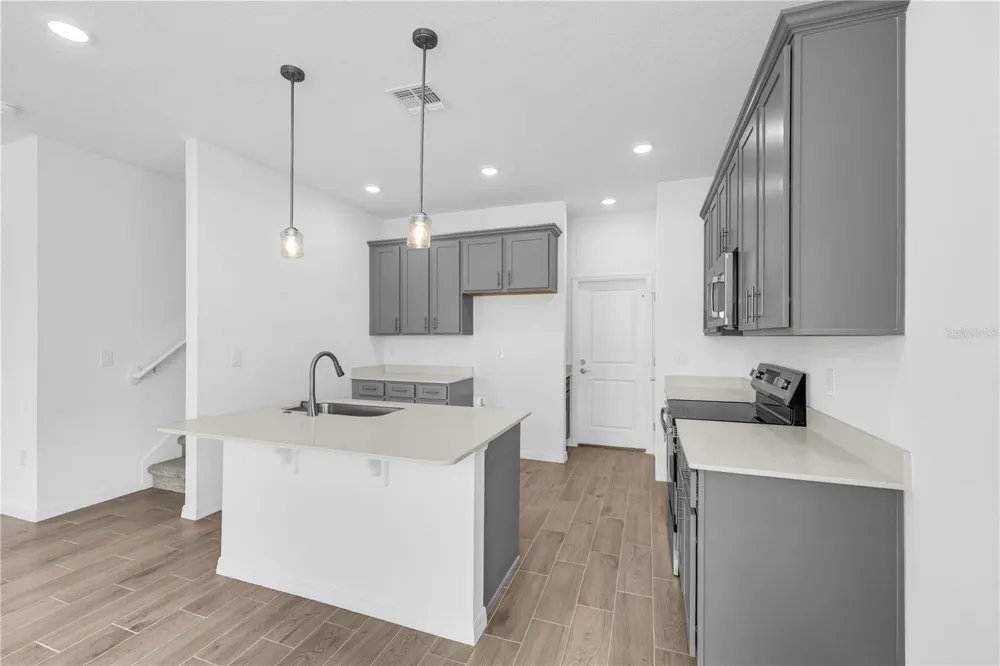 906 CASTLEFORD AVENUE Palm Bay, FL 32905