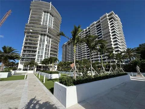 10225 Collins Ave #503