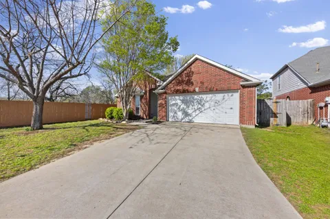 814 Lake Bluff Drive