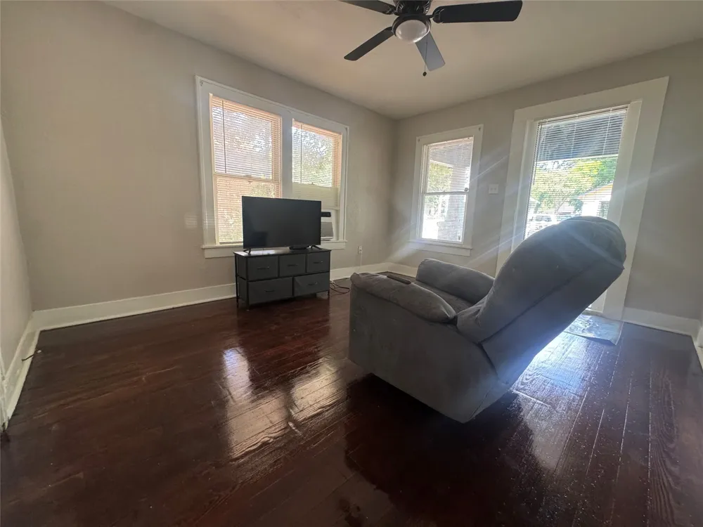 3227 Spring Avenue Dallas, TX 75215