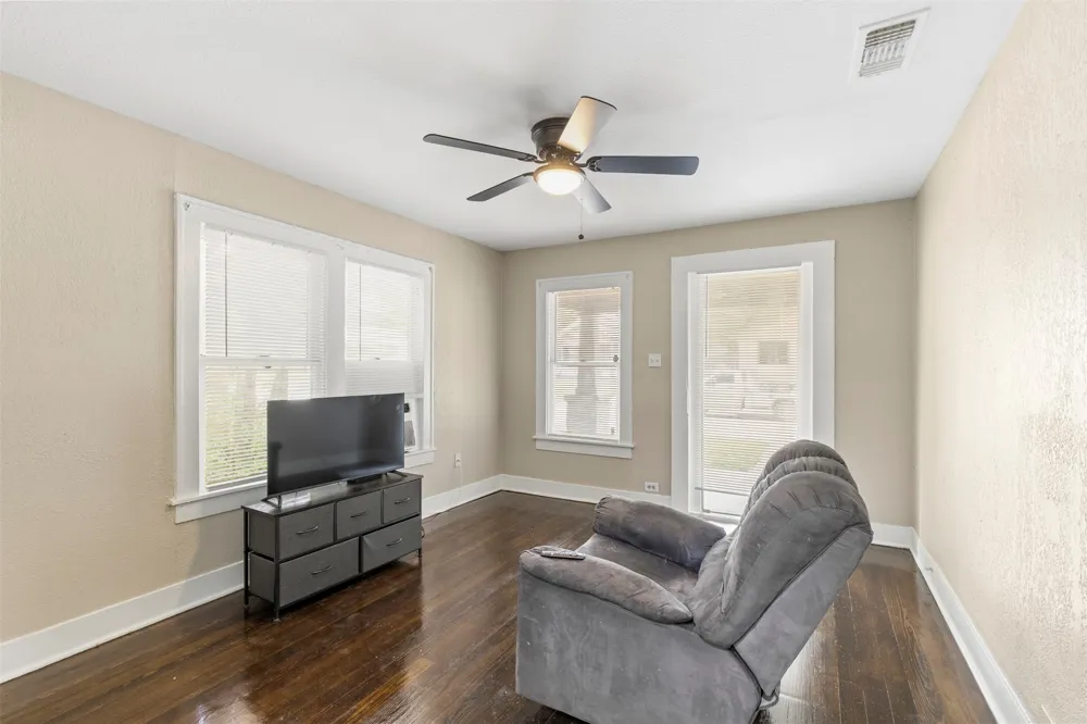 3227 Spring Avenue Dallas, TX 75215