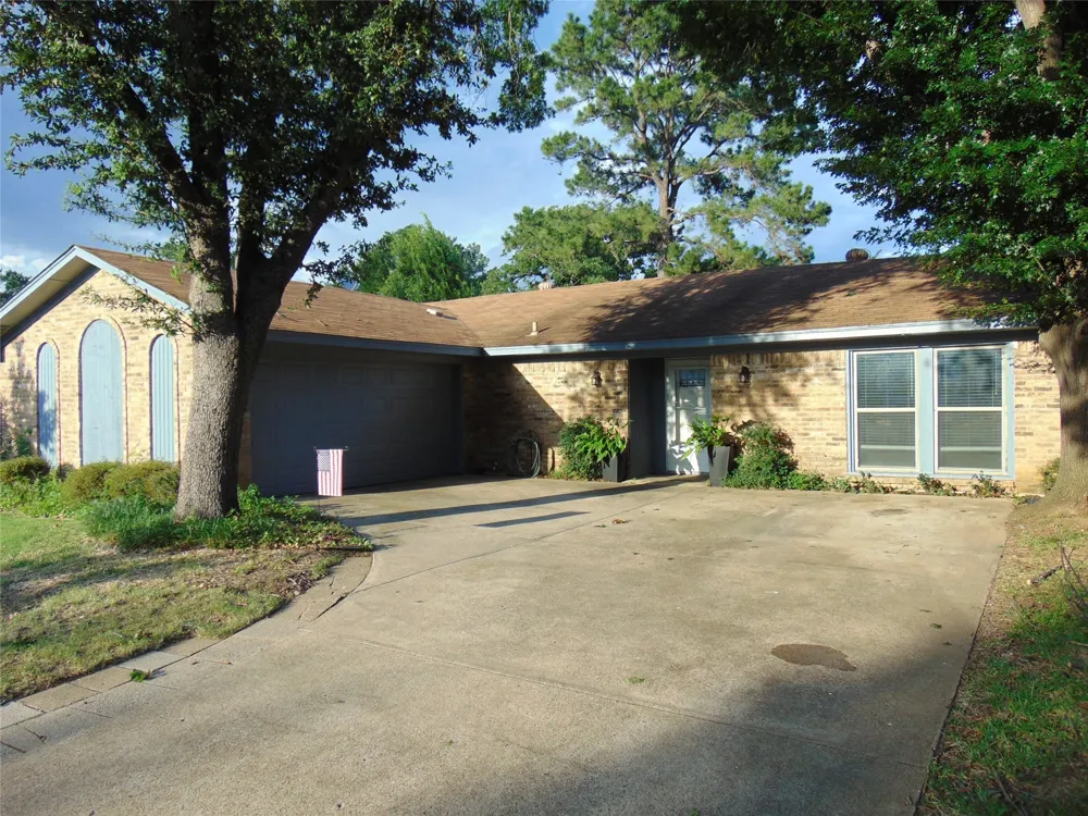 5420 Kings Manor Drive Lake Dallas, TX 75065