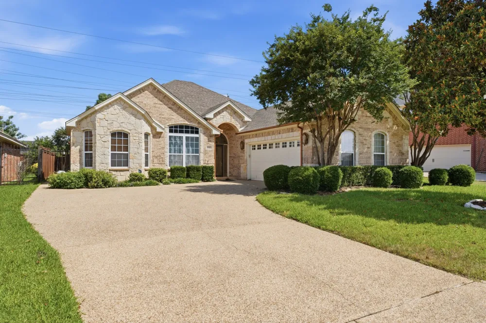 5504 Plata Lane Benbrook, TX 76126