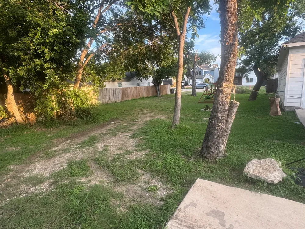 827 E Powell Avenue Fort Worth, TX 76104