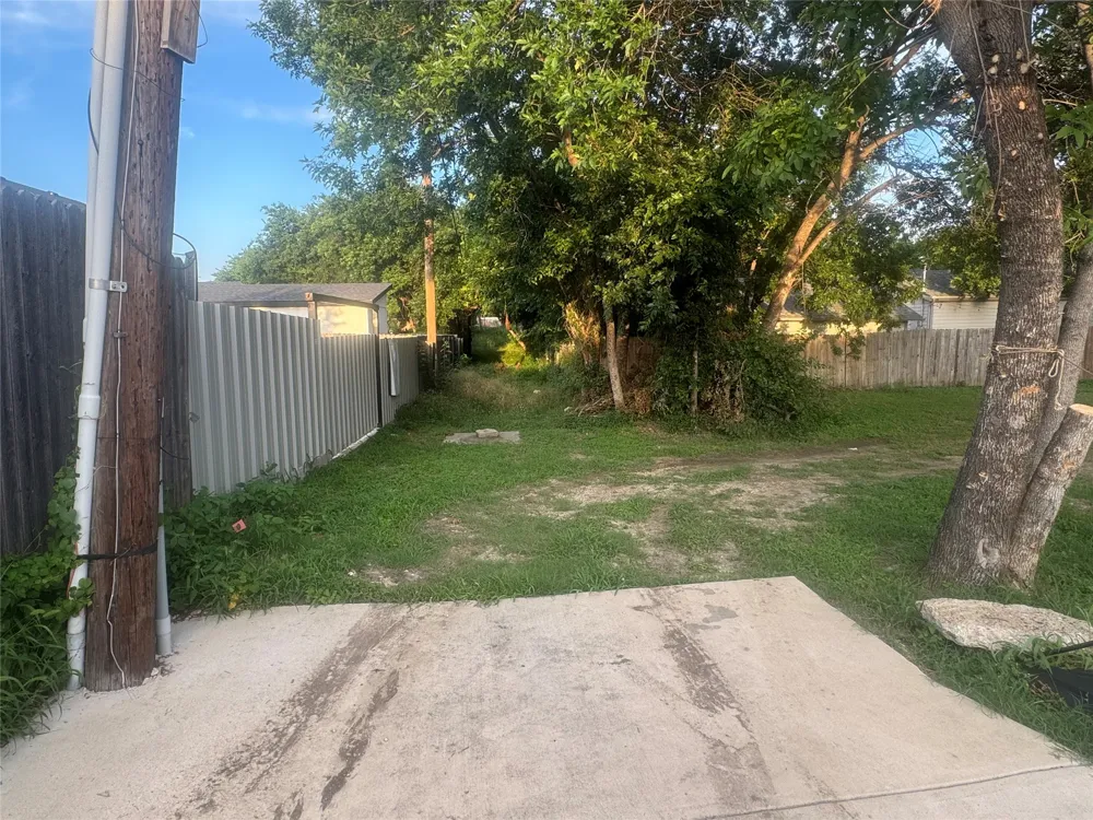 827 E Powell Avenue Fort Worth, TX 76104