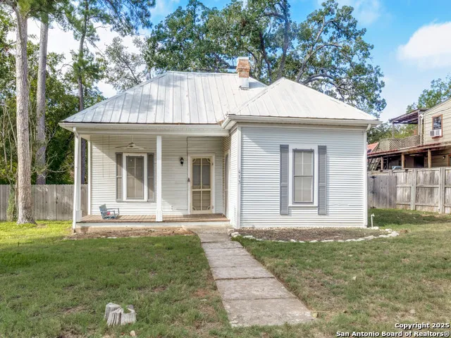 413 E College St Fredericksburg, TX 78624
