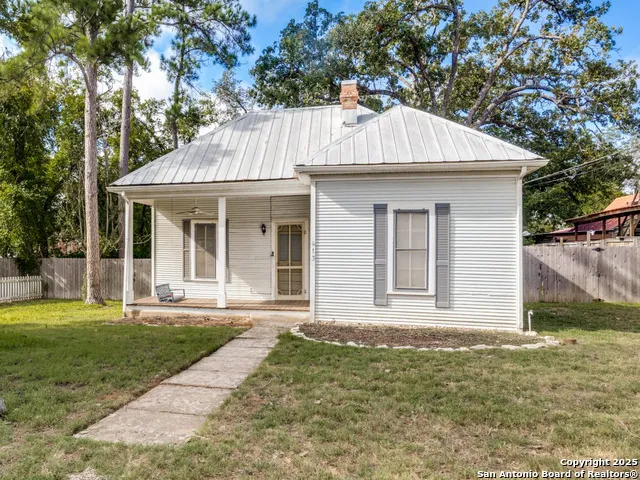 413 E College St Fredericksburg, TX 78624
