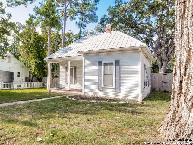 413 E College St Fredericksburg, TX 78624