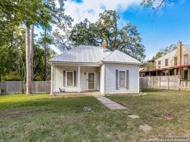413 E College St Fredericksburg, TX 78624