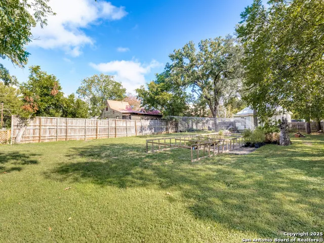 413 E College St Fredericksburg, TX 78624