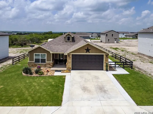 615 Cadena Loop Kenedy, TX 78119