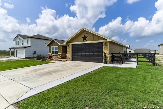 615 Cadena Loop Kenedy, TX 78119
