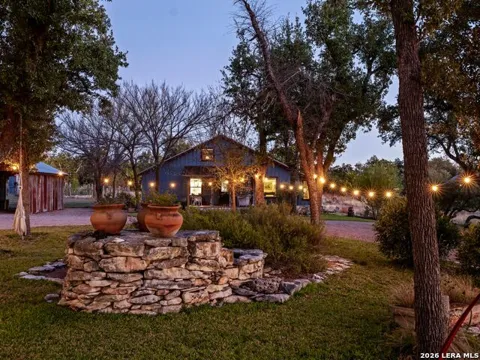 483 E GRAND OAKS DR