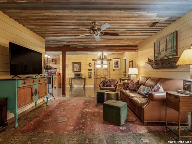 483 E GRAND OAKS DR Harper, TX 78631