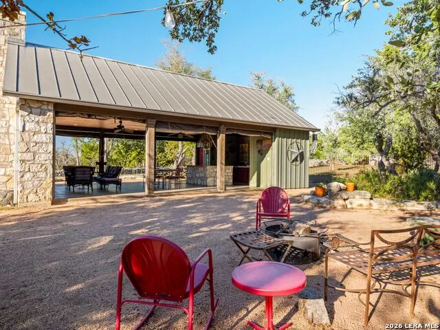 483 E GRAND OAKS DR Harper, TX 78631