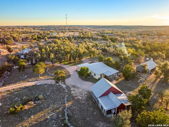 483 E GRAND OAKS DR Harper, TX 78631