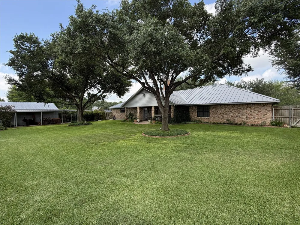 108 Meadow Drive Schulenburg, TX 78956