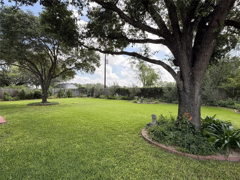 108 Meadow Drive Schulenburg, TX 78956