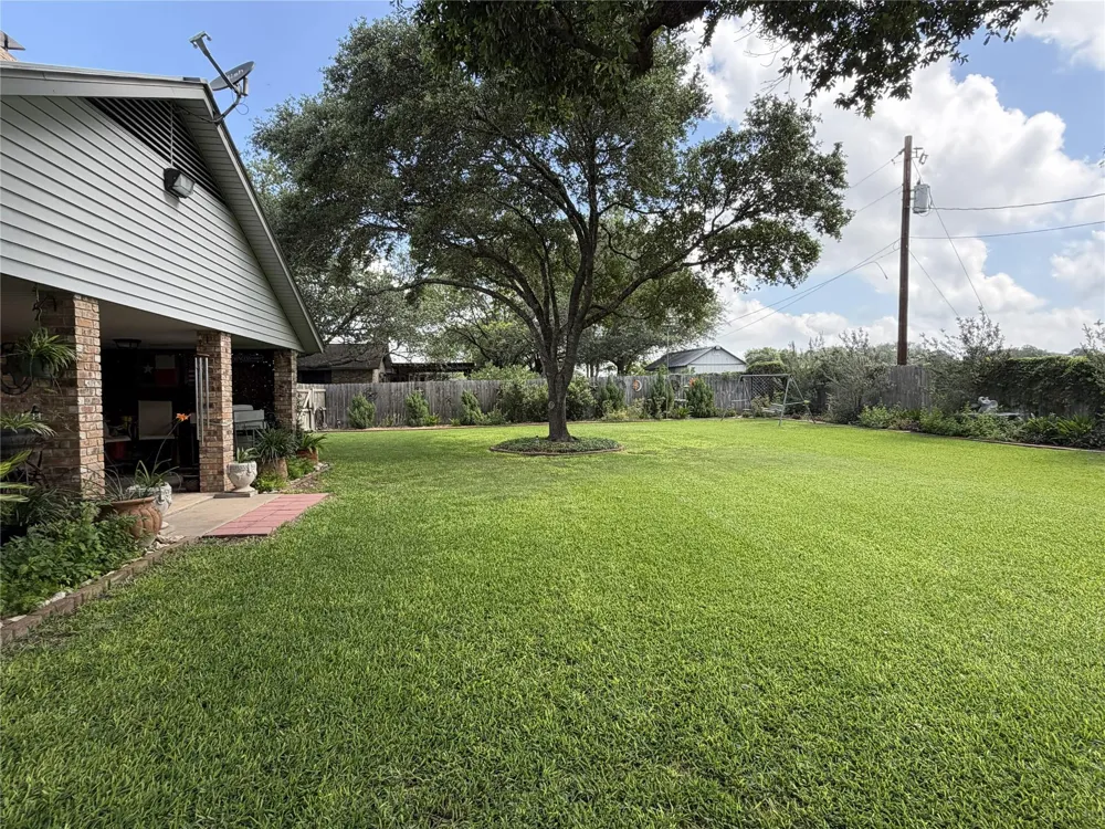 108 Meadow Drive Schulenburg, TX 78956