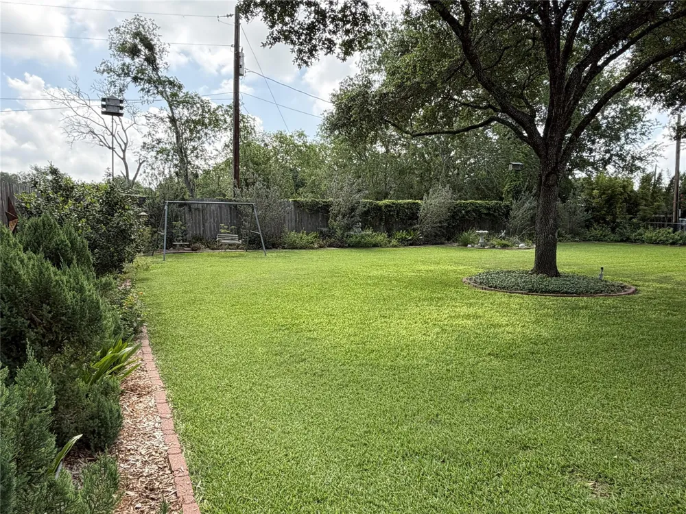 108 Meadow Drive Schulenburg, TX 78956