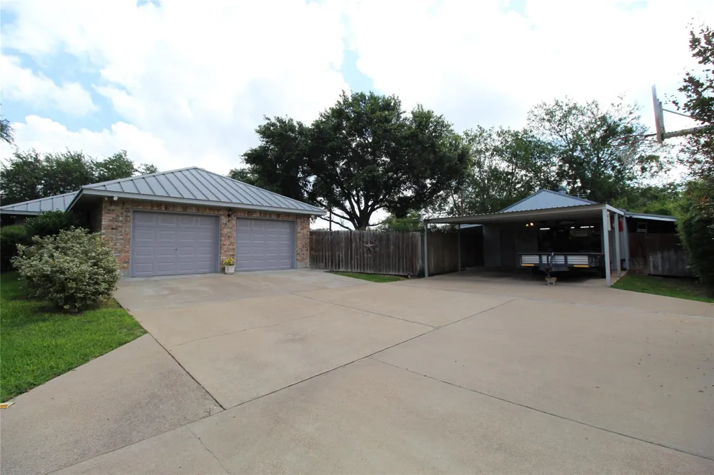 108 Meadow Drive Schulenburg, TX 78956