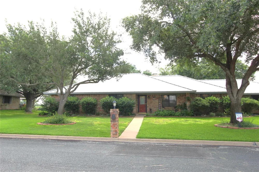 108 Meadow Drive Schulenburg, TX 78956