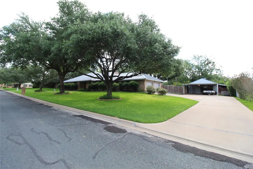 108 Meadow Drive Schulenburg, TX 78956
