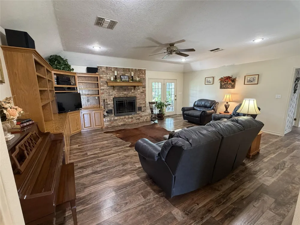 108 Meadow Drive Schulenburg, TX 78956
