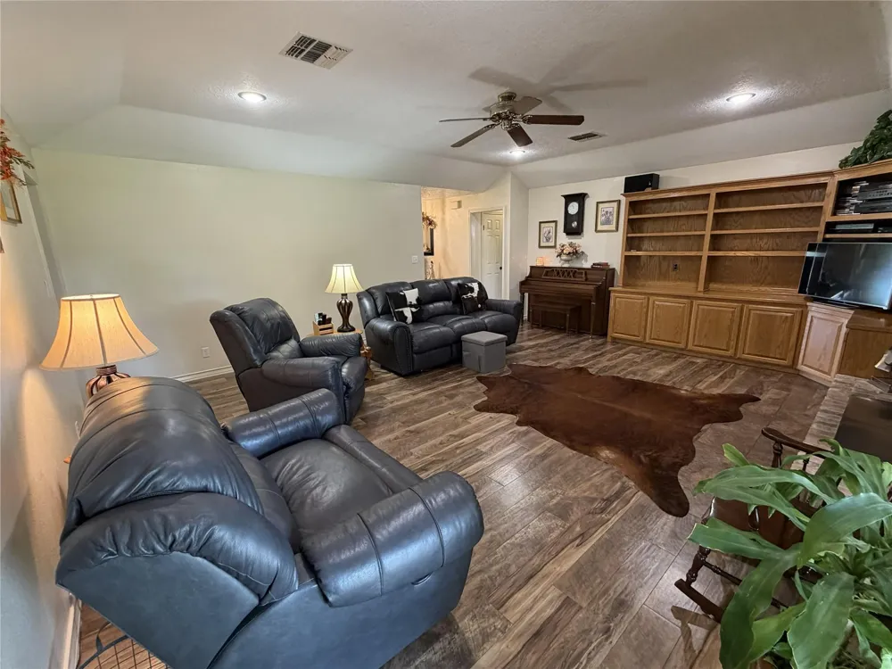 108 Meadow Drive Schulenburg, TX 78956