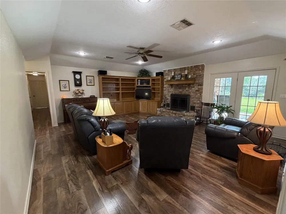 108 Meadow Drive Schulenburg, TX 78956