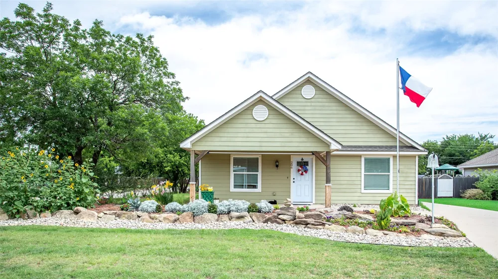 206 W Oak Olney, TX 76374