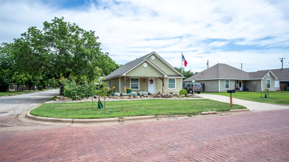 206 W Oak Olney, TX 76374