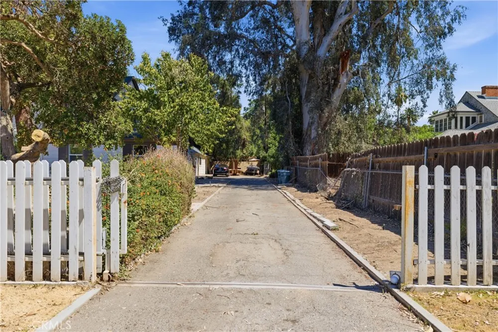 2132 Chester Bakersfield, CA 93304