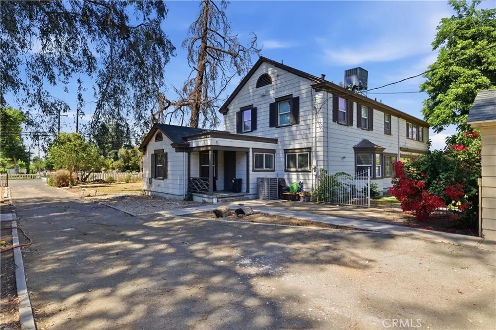 2132 Chester Bakersfield, CA 93304