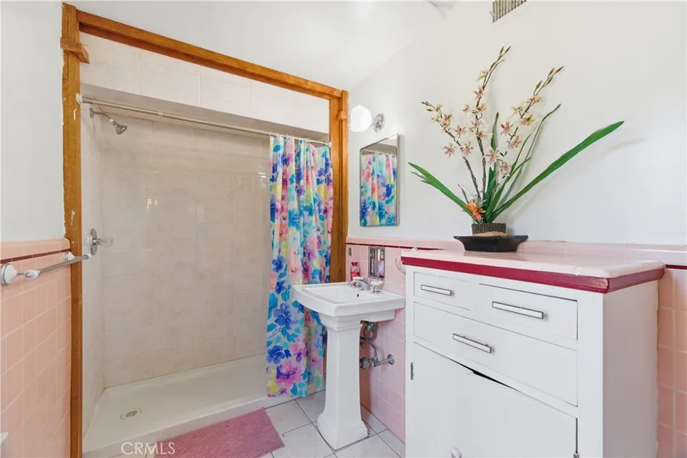 2132 Chester Bakersfield, CA 93304