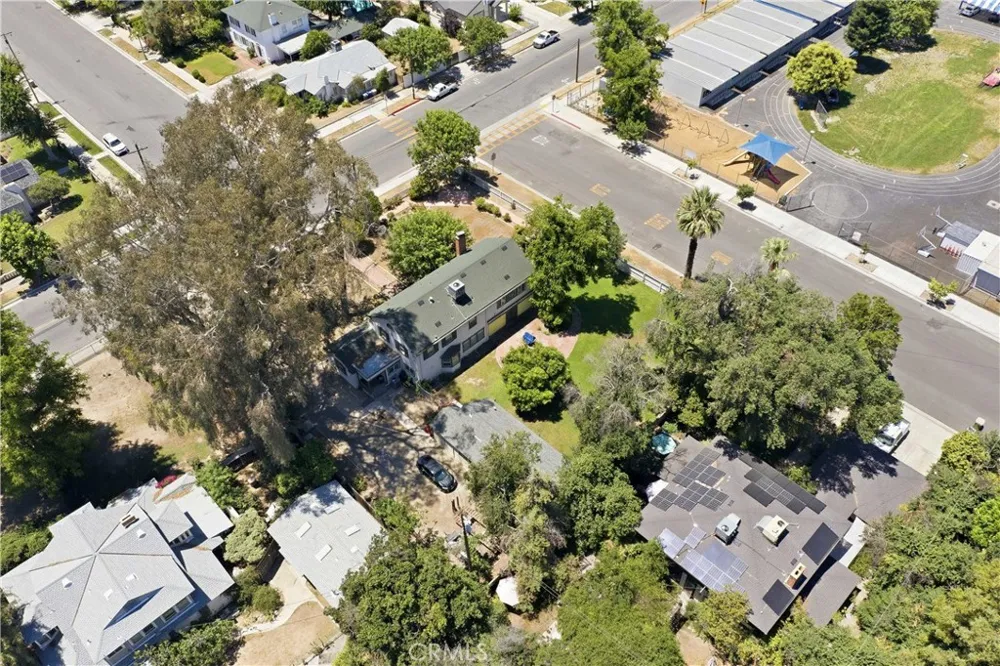 2132 Chester Bakersfield, CA 93304