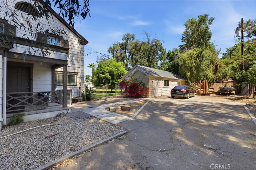 2132 Chester Bakersfield, CA 93304
