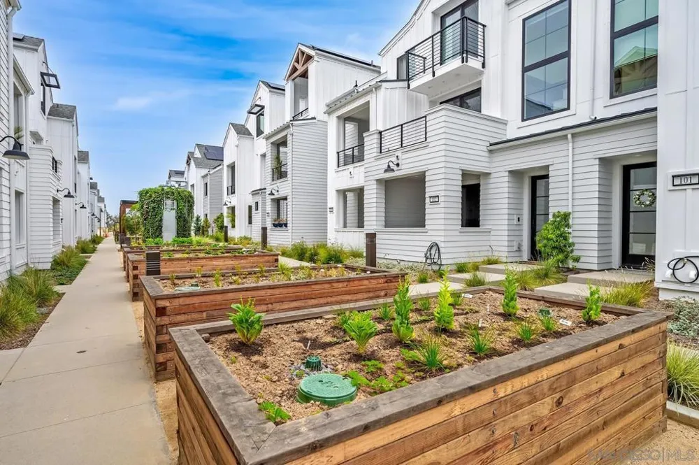 1101 Catania Ct #201 Encinitas, CA 92024