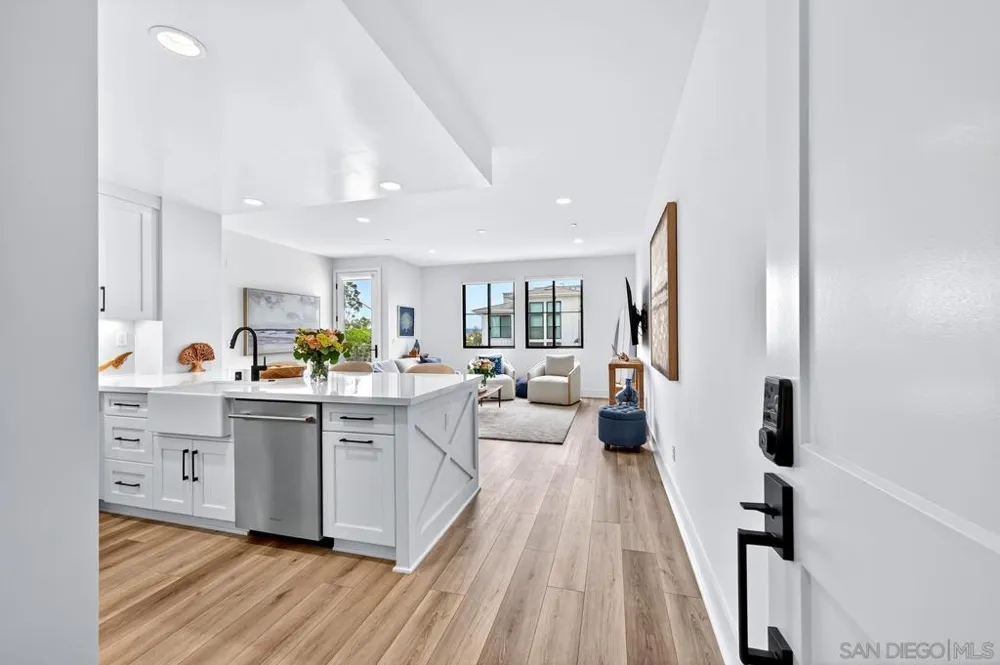 1101 Catania Ct #201 Encinitas, CA 92024