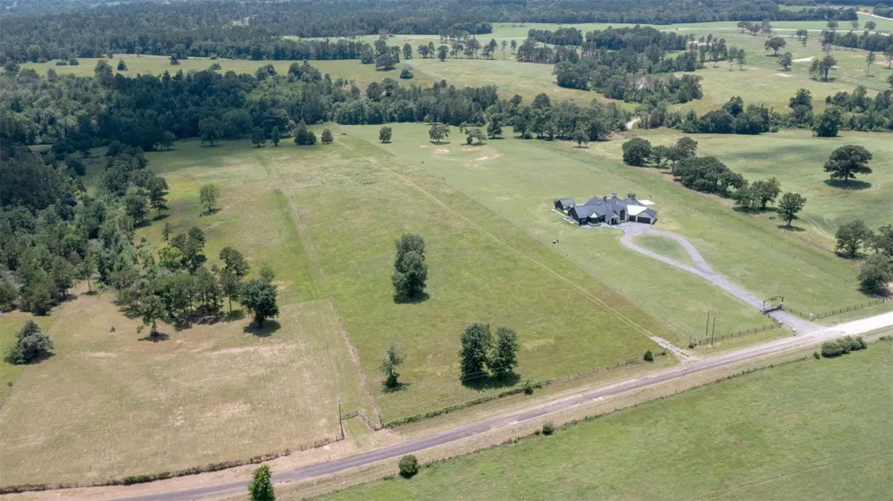 8034 E County Road 212 Buffalo, TX 75831