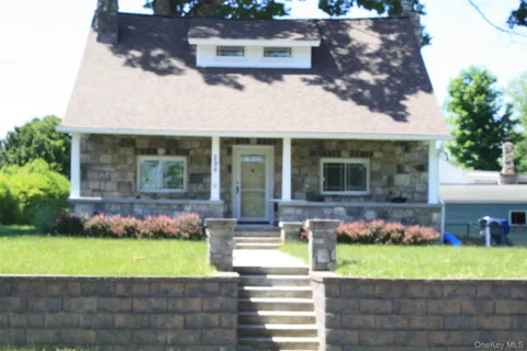 296 Lakeshore Drive E