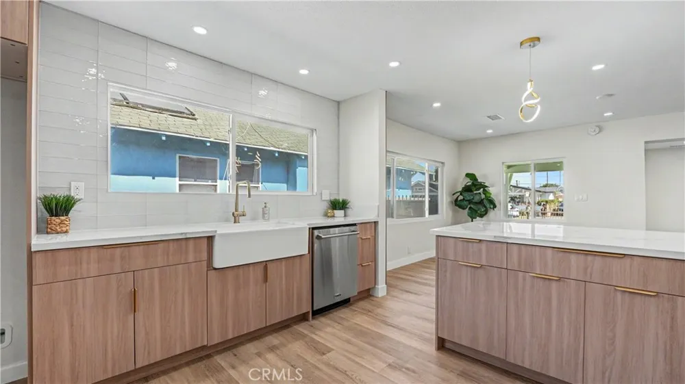 1933 W 43rd Place Los Angeles, CA 90062