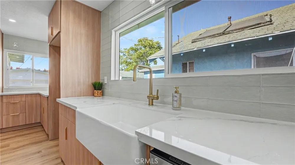 1933 W 43rd Place Los Angeles, CA 90062