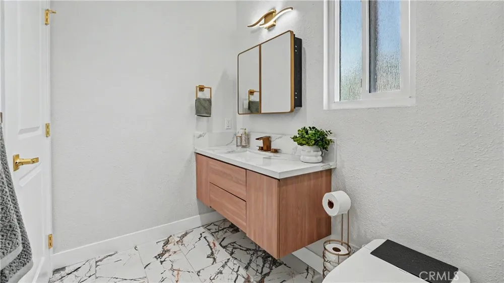 1933 W 43rd Place Los Angeles, CA 90062