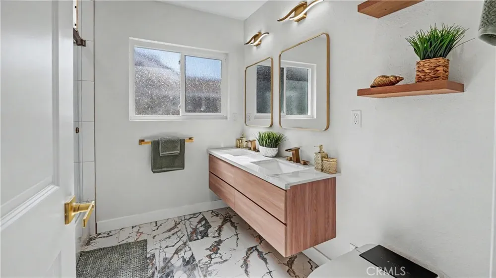 1933 W 43rd Place Los Angeles, CA 90062