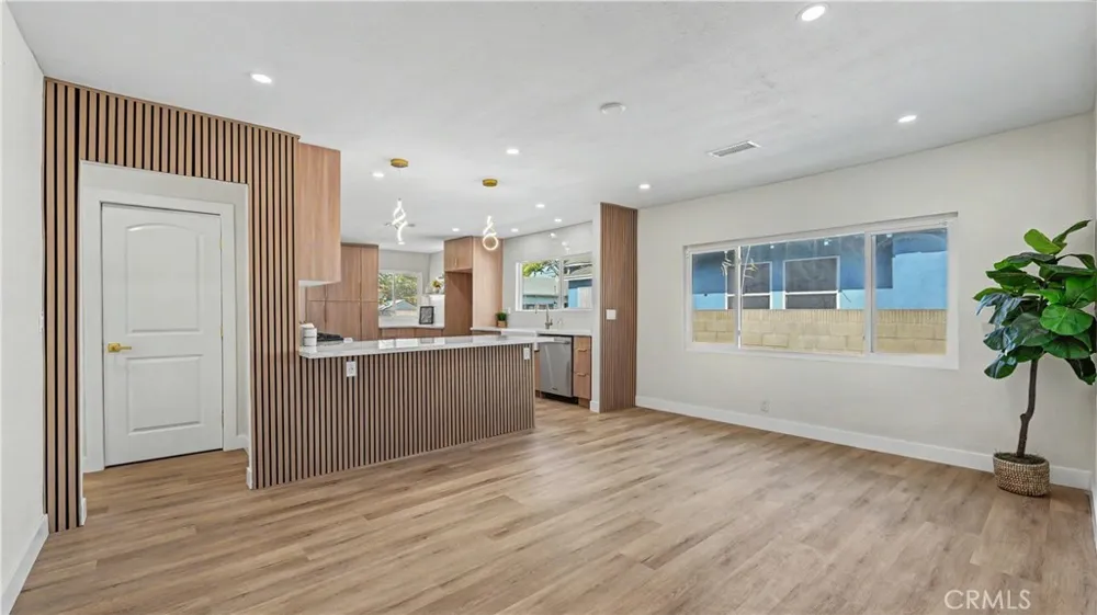 1933 W 43rd Place Los Angeles, CA 90062