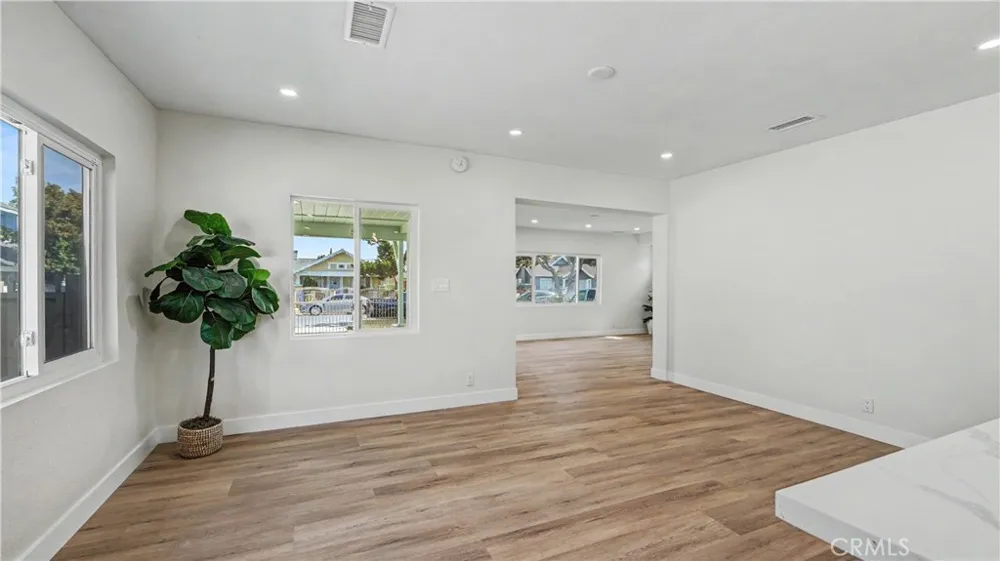 1933 W 43rd Place Los Angeles, CA 90062