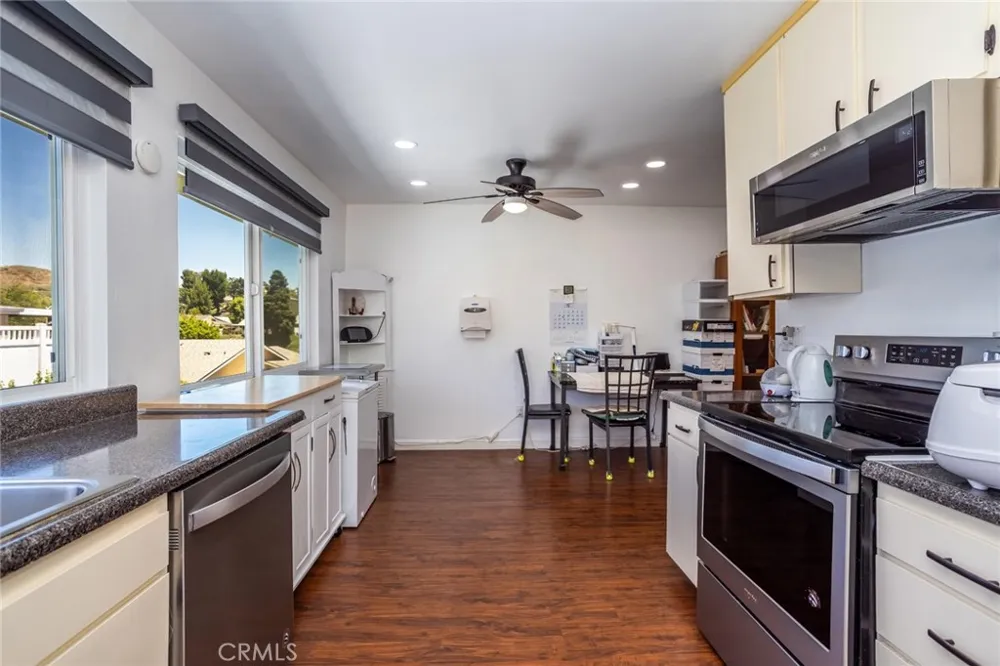 19716 Avenue Of The Oaks Newhall, CA 91321