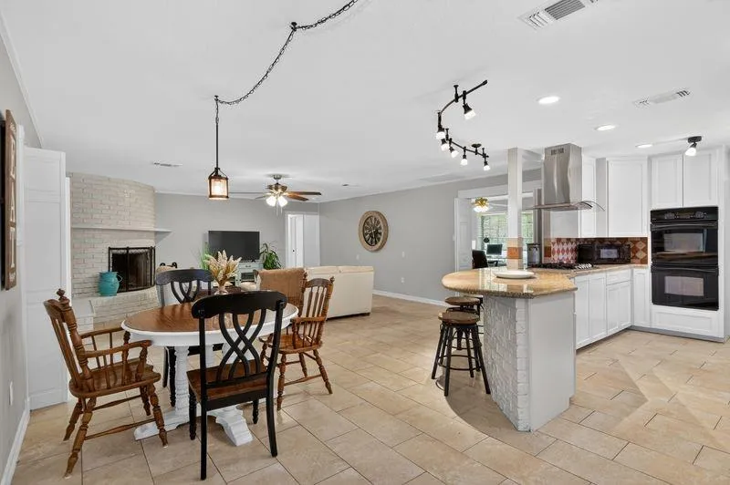 115 S Cedar Street Lake Jackson, TX 77566