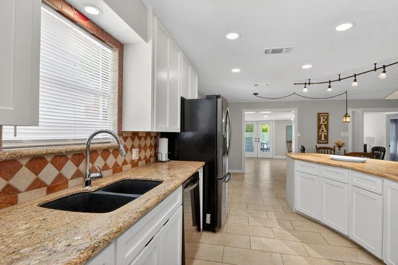 115 S Cedar Street Lake Jackson, TX 77566
